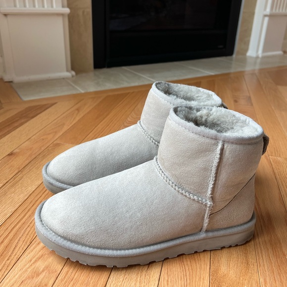 Great Condition Ugg Classic Mini II Boot - Picture 3 of 7